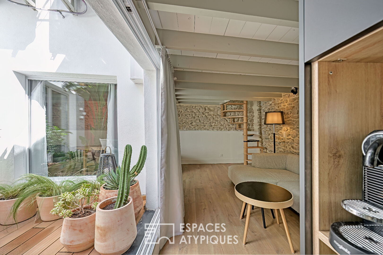 Contemporary setting under the roofs of Nîmes