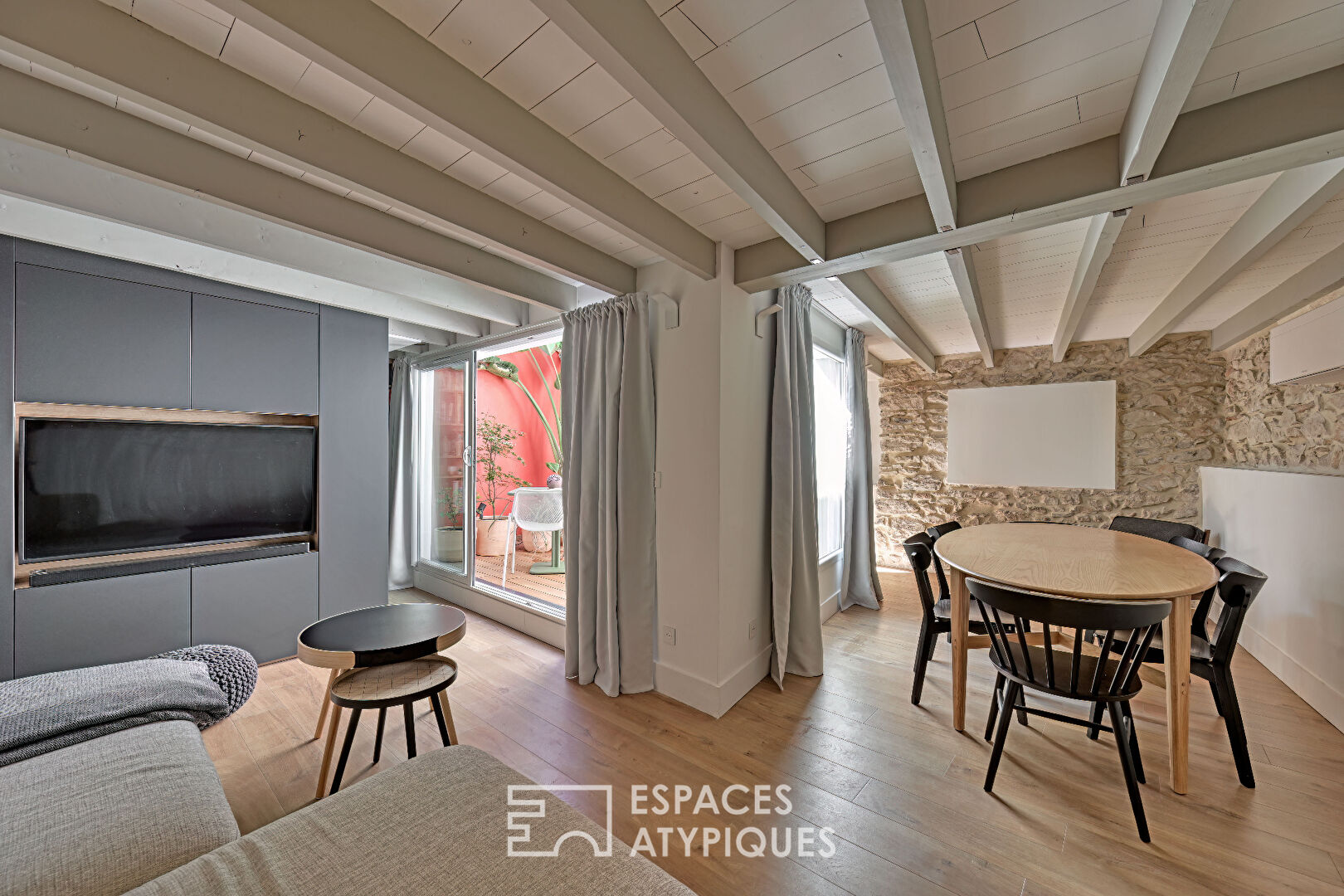 Contemporary setting under the roofs of Nîmes