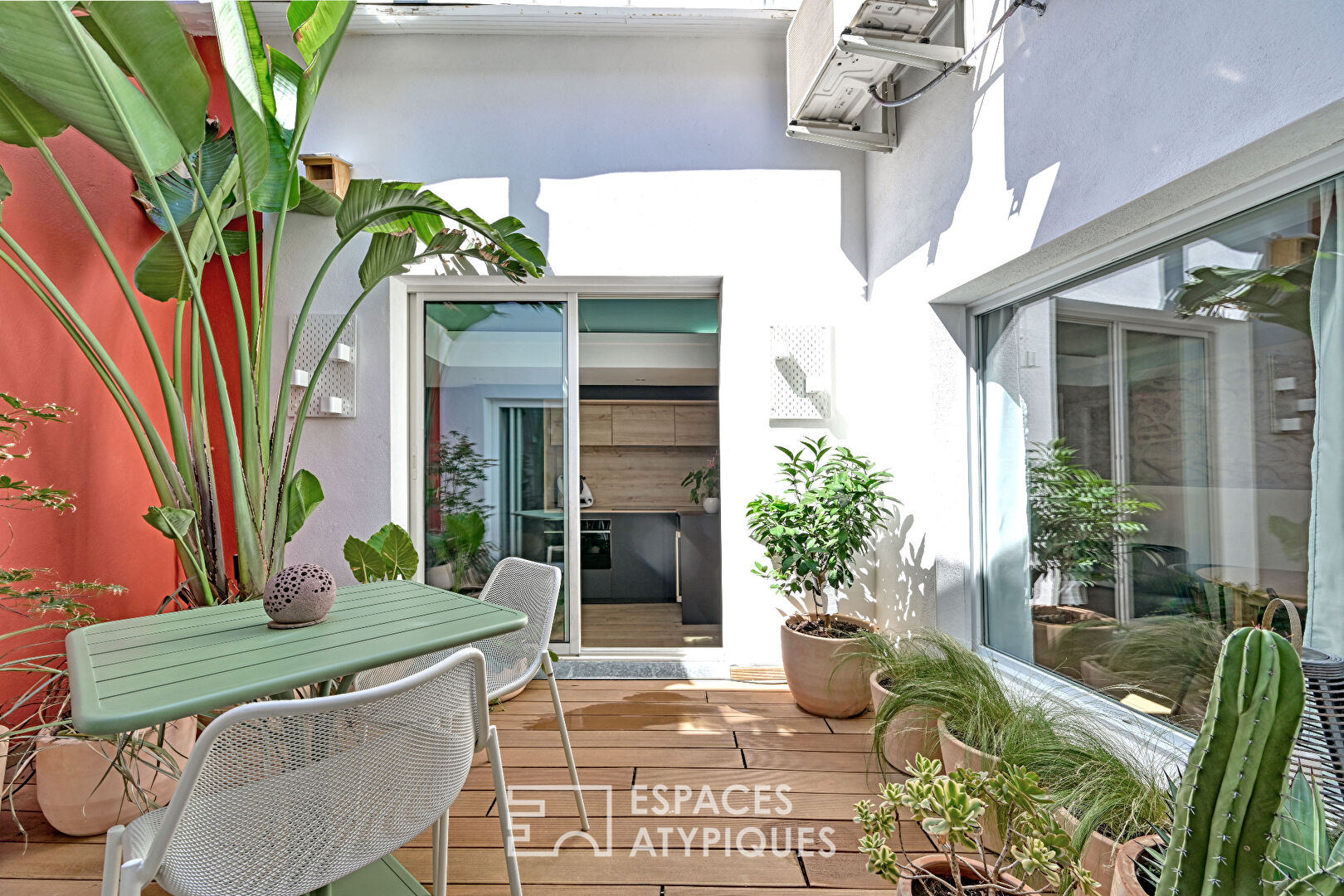 Contemporary setting under the roofs of Nîmes