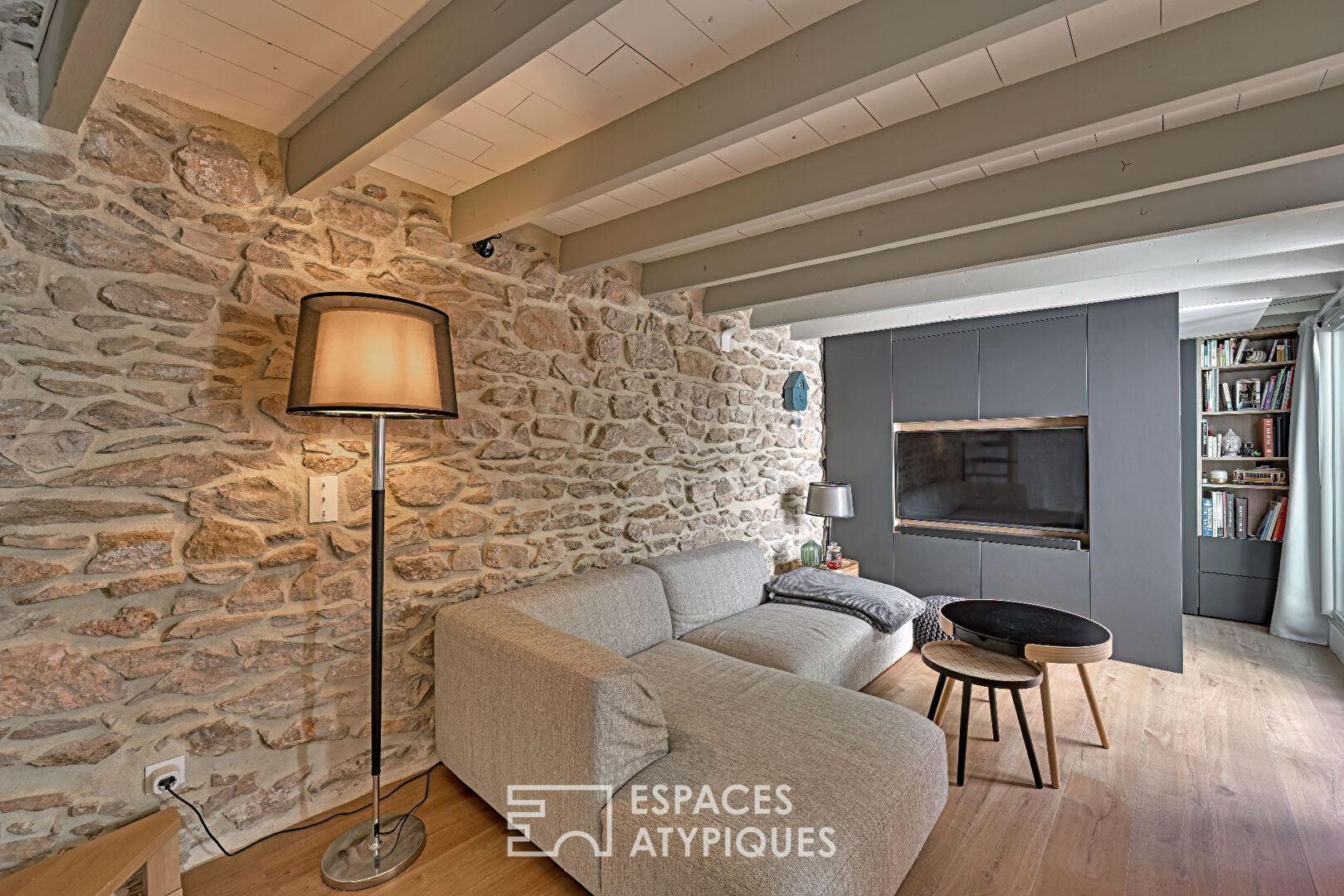 Contemporary setting under the roofs of Nîmes