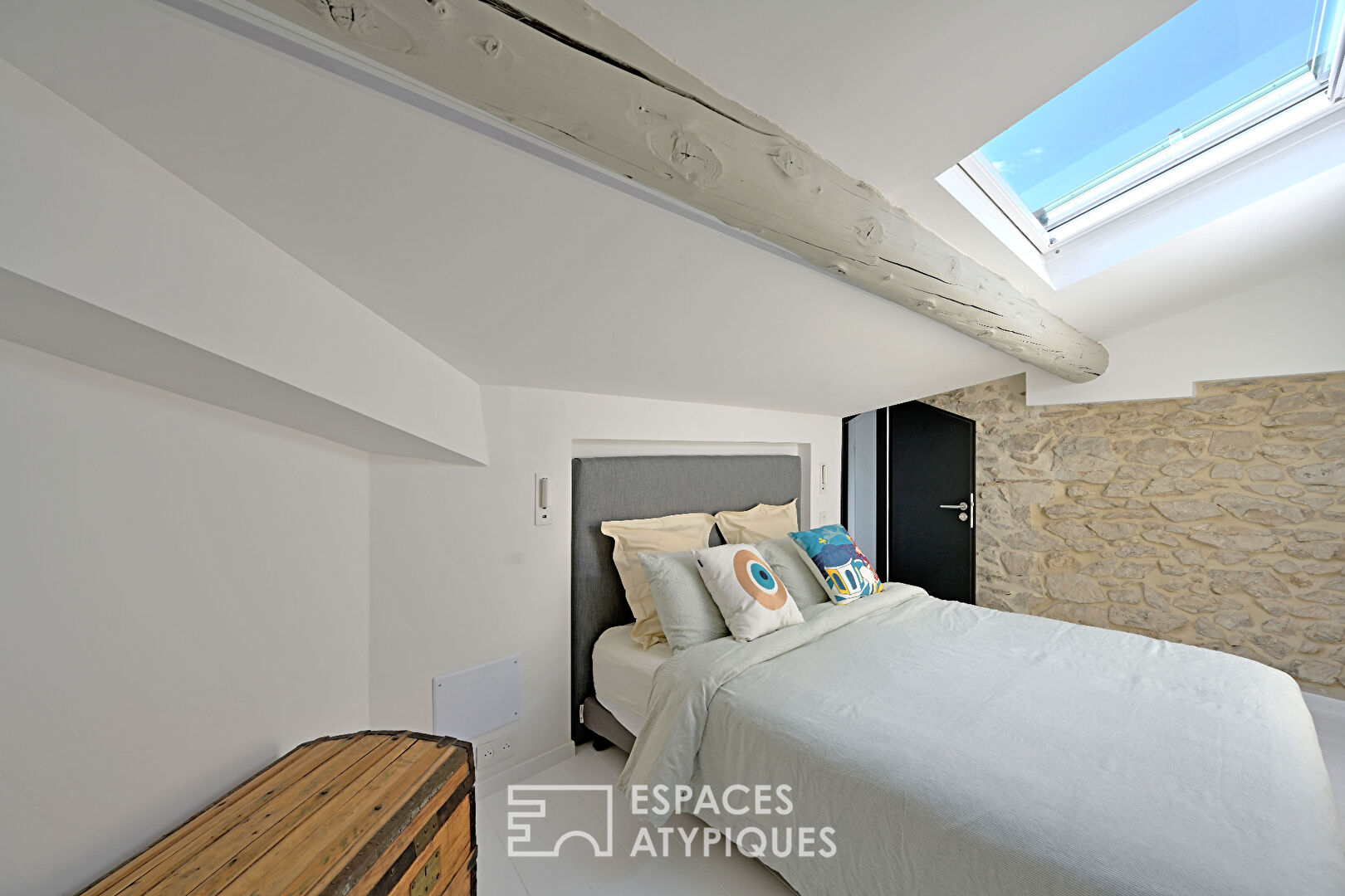 Contemporary setting under the roofs of Nîmes