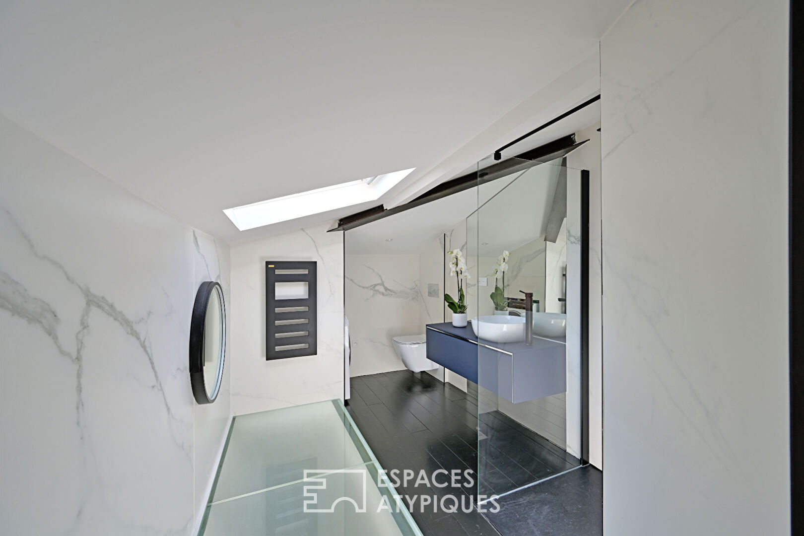 Contemporary setting under the roofs of Nîmes