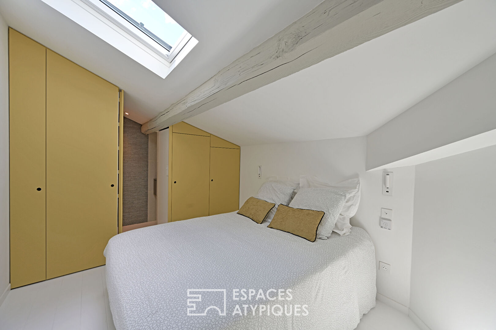 Contemporary setting under the roofs of Nîmes