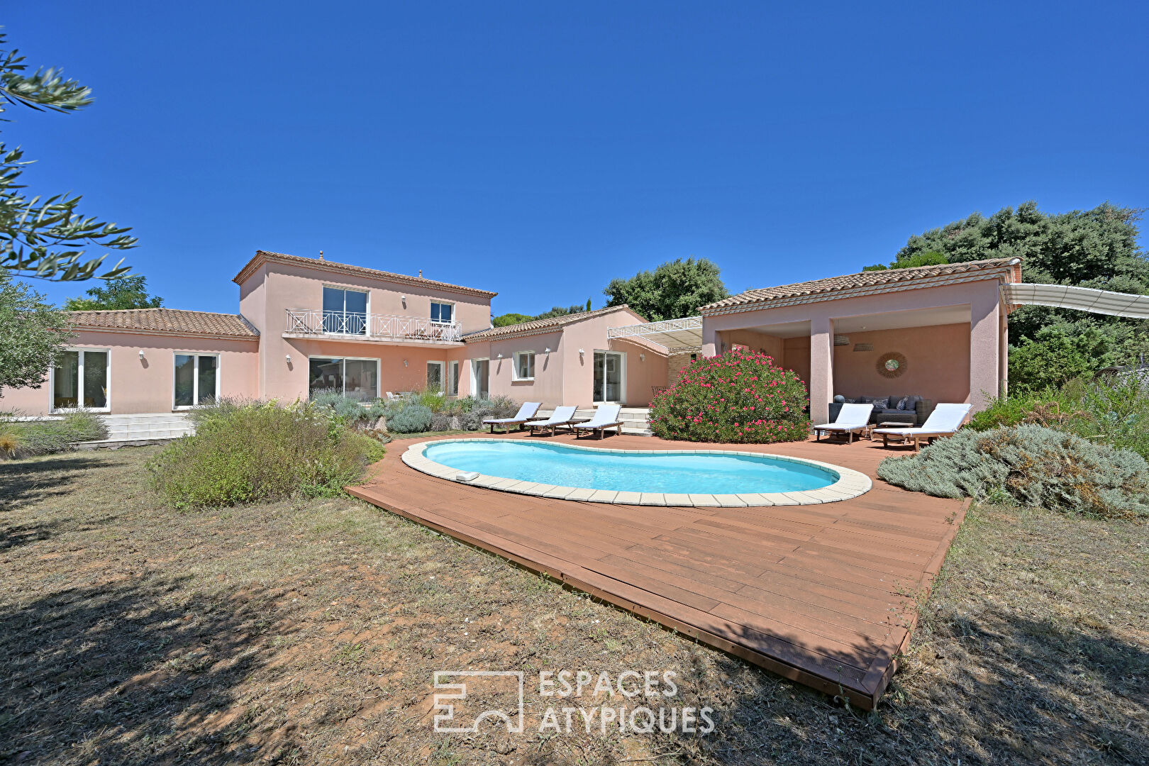 Character villa surrounded by nature, in the heart of the village of Poulx