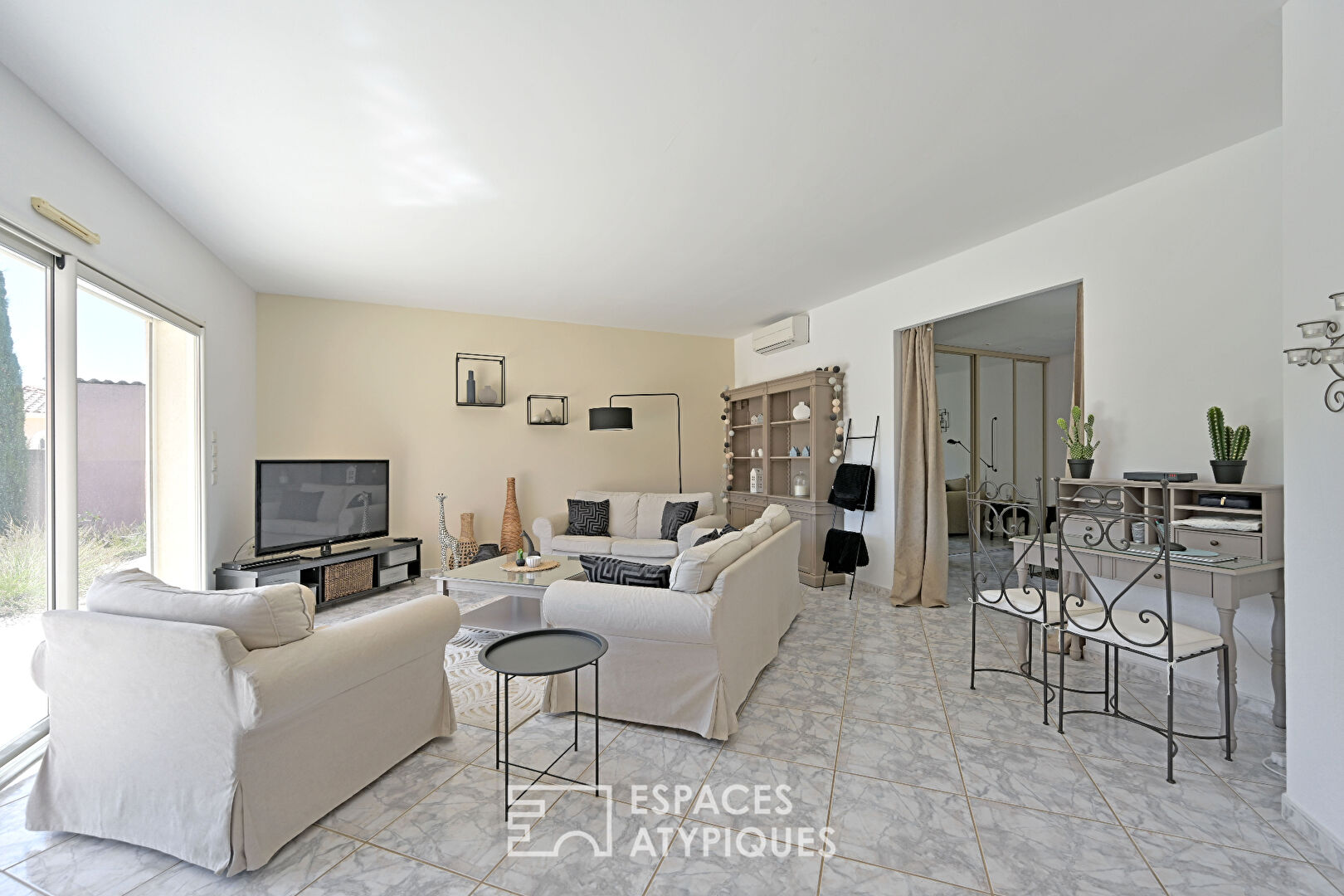 Character villa surrounded by nature, in the heart of the village of Poulx