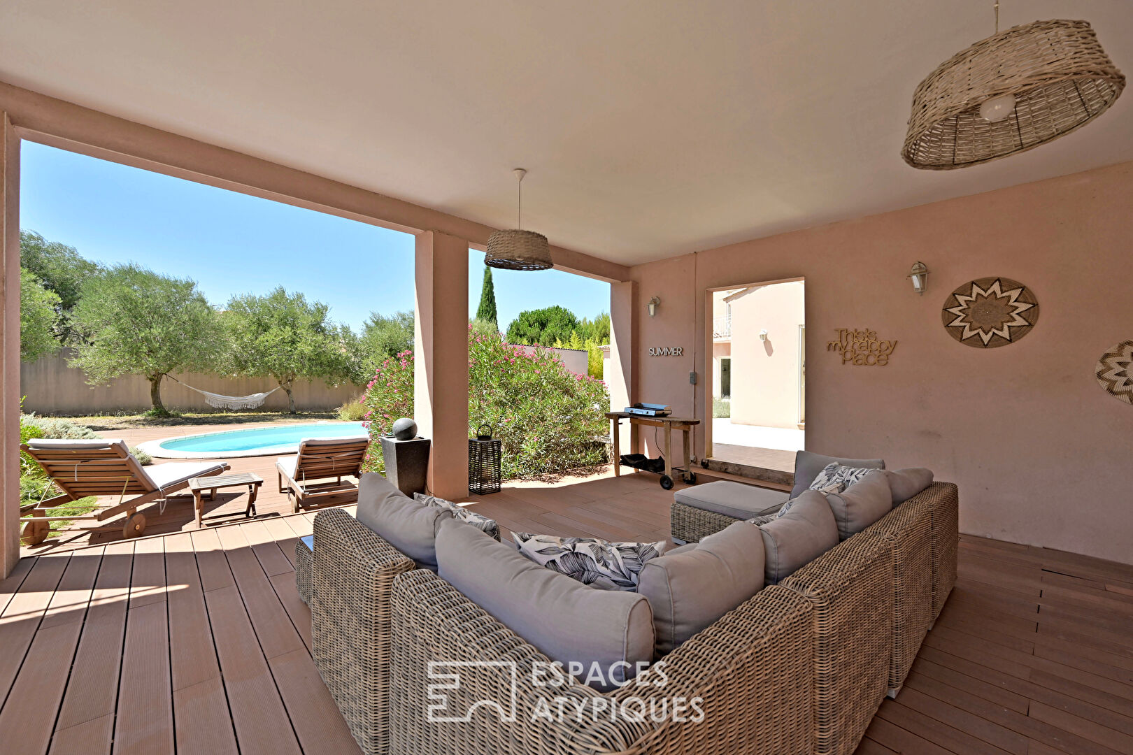 Character villa surrounded by nature, in the heart of the village of Poulx