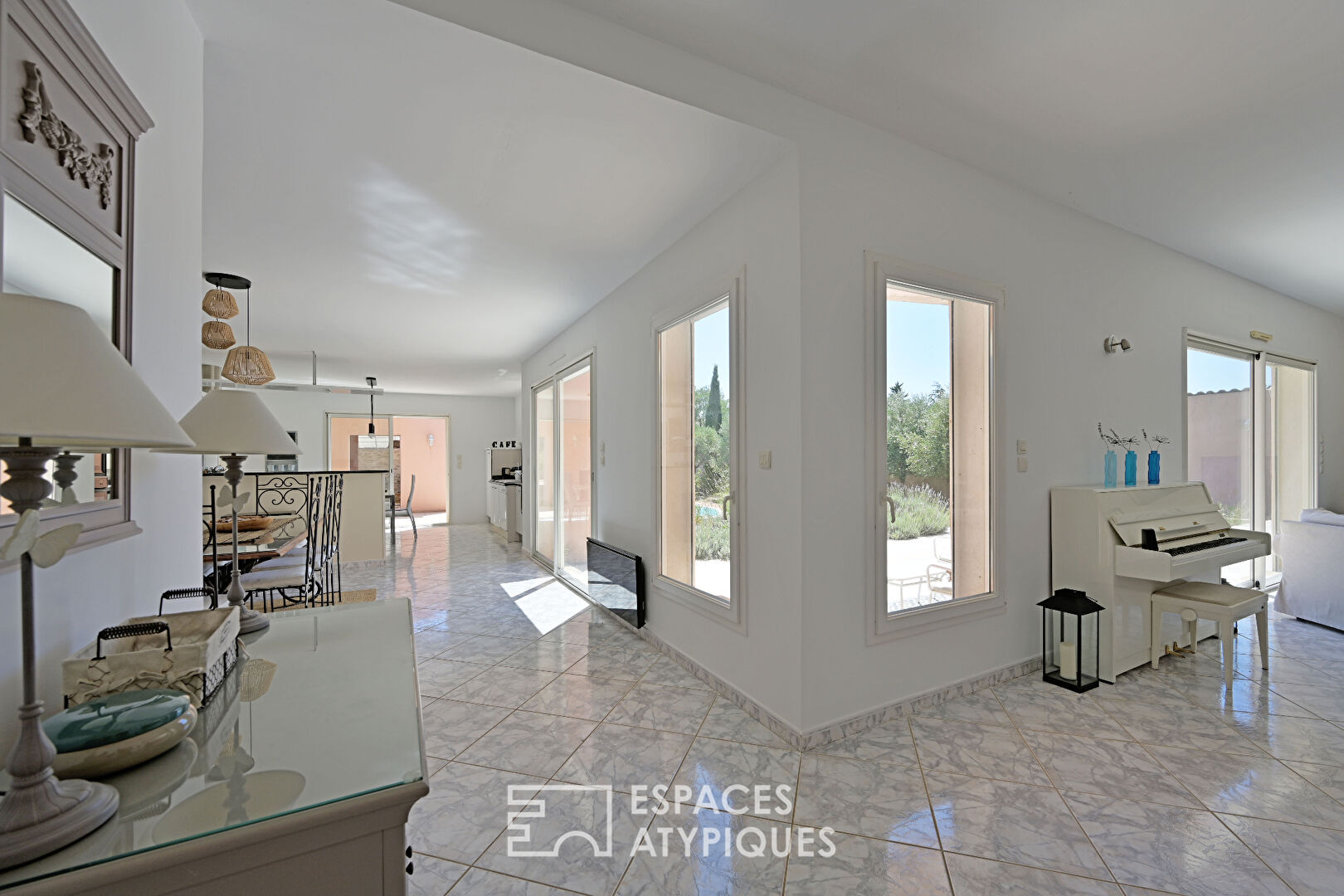 Character villa surrounded by nature, in the heart of the village of Poulx