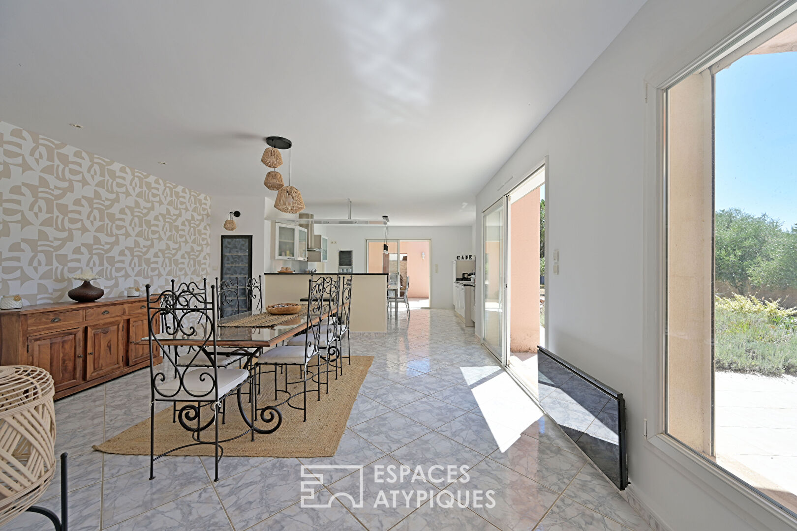 Character villa surrounded by nature, in the heart of the village of Poulx