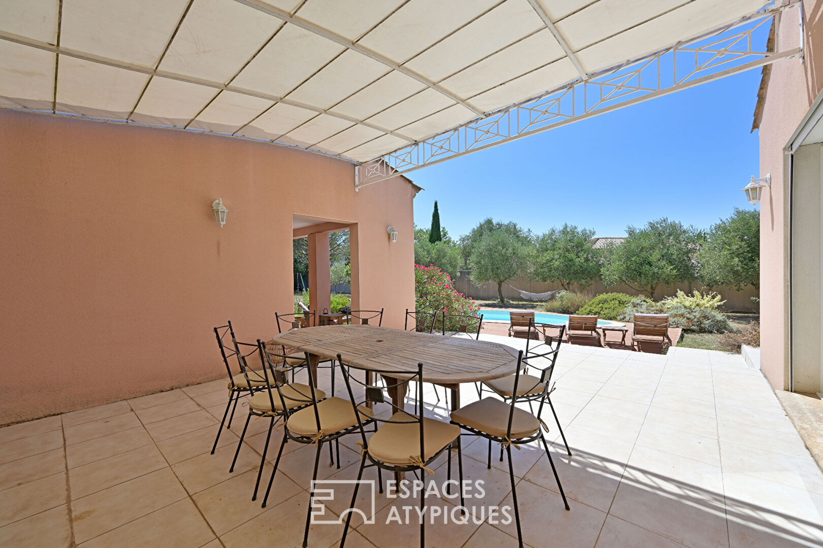 Character villa surrounded by nature, in the heart of the village of Poulx