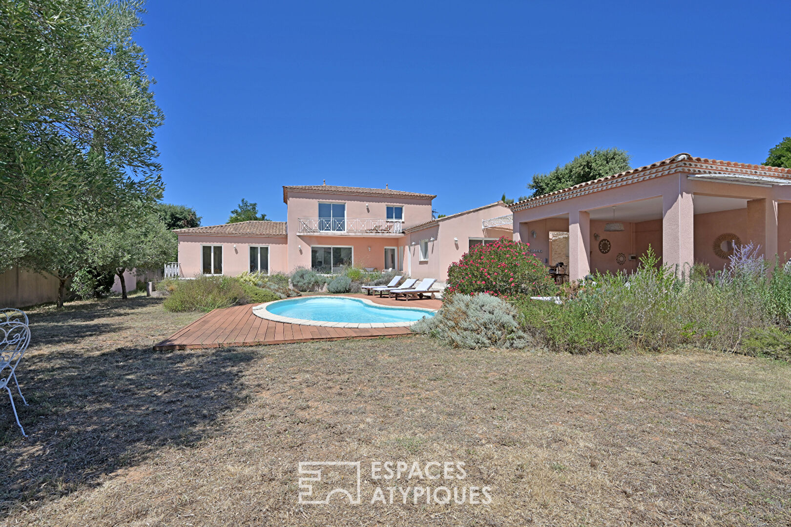 Character villa surrounded by nature, in the heart of the village of Poulx