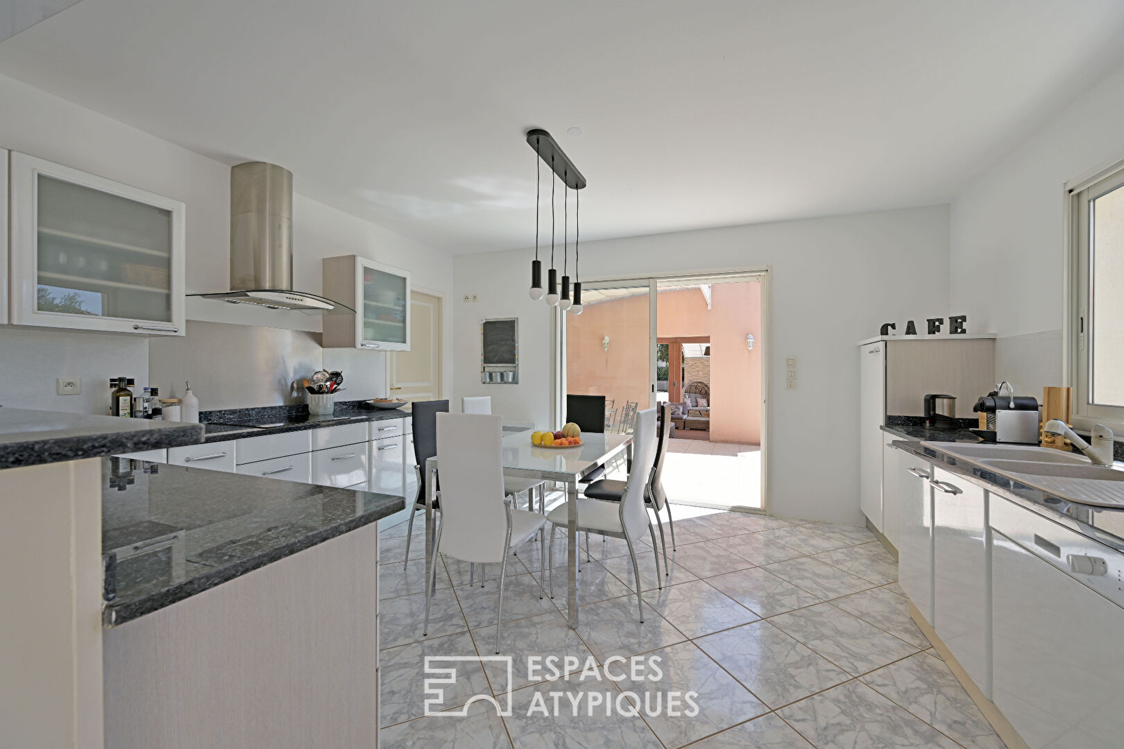 Character villa surrounded by nature, in the heart of the village of Poulx