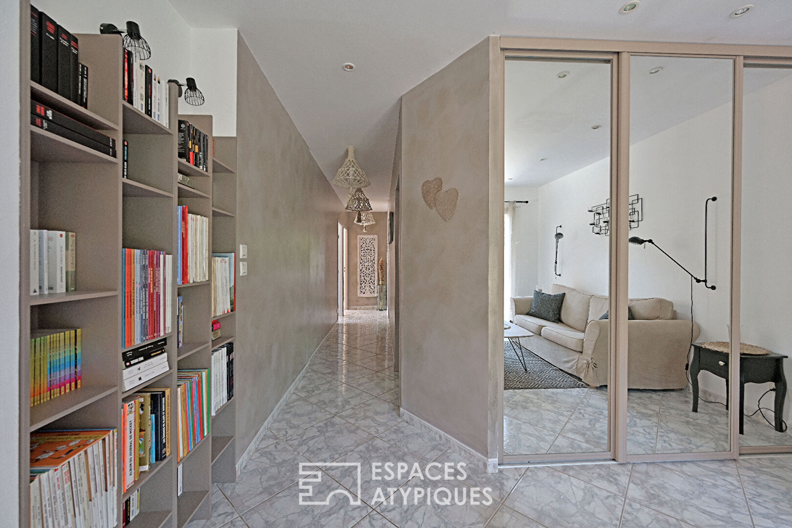 Character villa surrounded by nature, in the heart of the village of Poulx