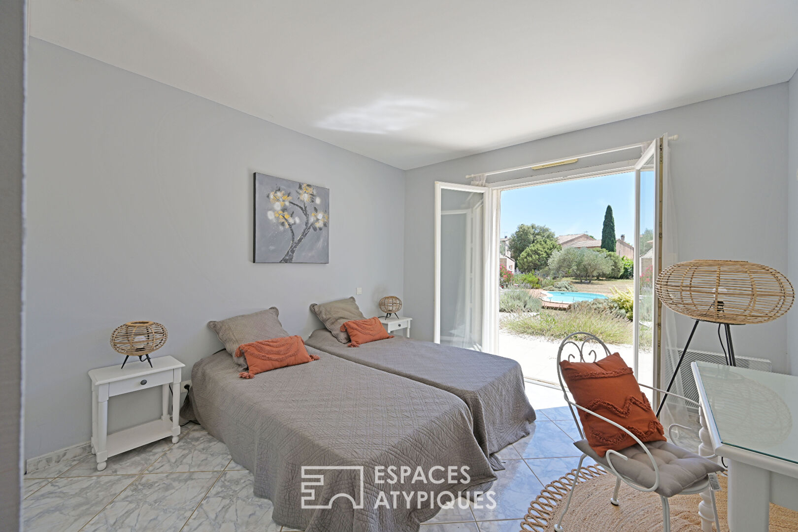 Character villa surrounded by nature, in the heart of the village of Poulx
