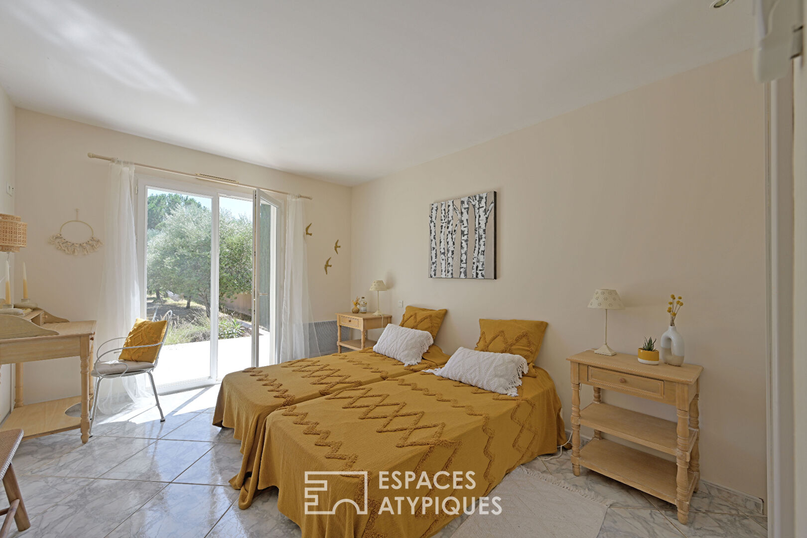 Character villa surrounded by nature, in the heart of the village of Poulx
