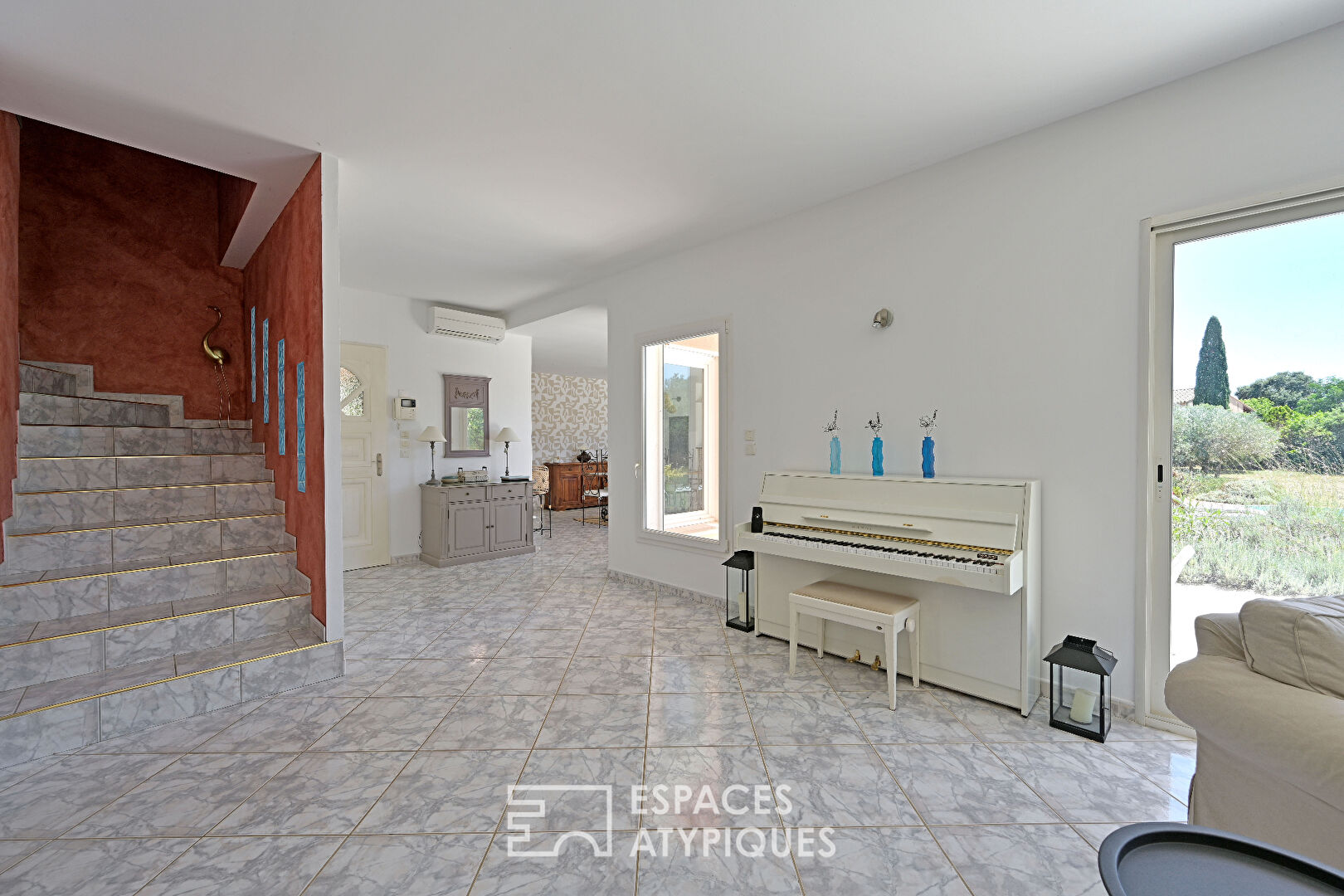 Character villa surrounded by nature, in the heart of the village of Poulx