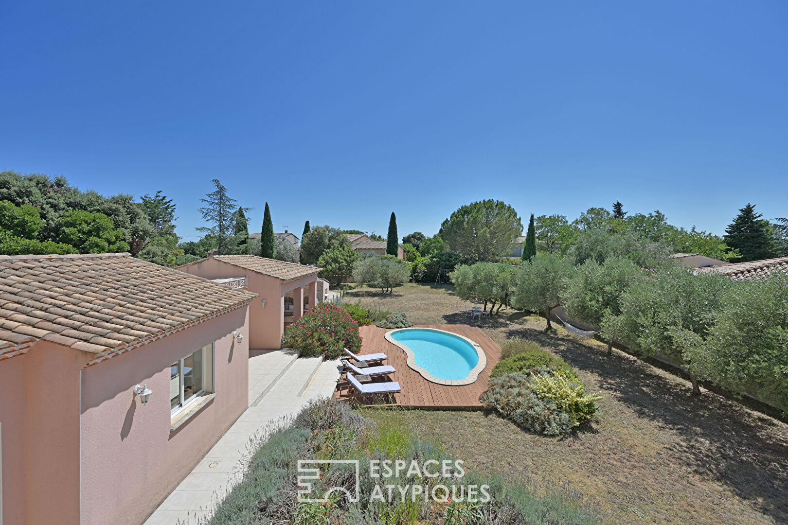 Character villa surrounded by nature, in the heart of the village of Poulx