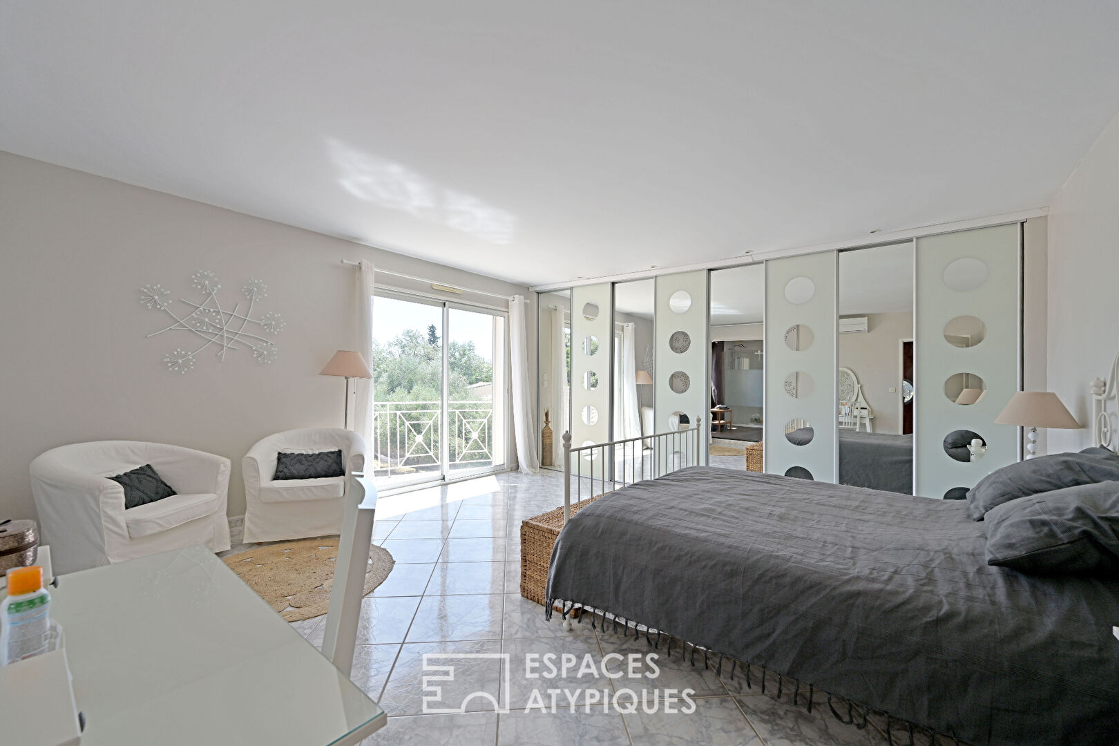 Character villa surrounded by nature, in the heart of the village of Poulx