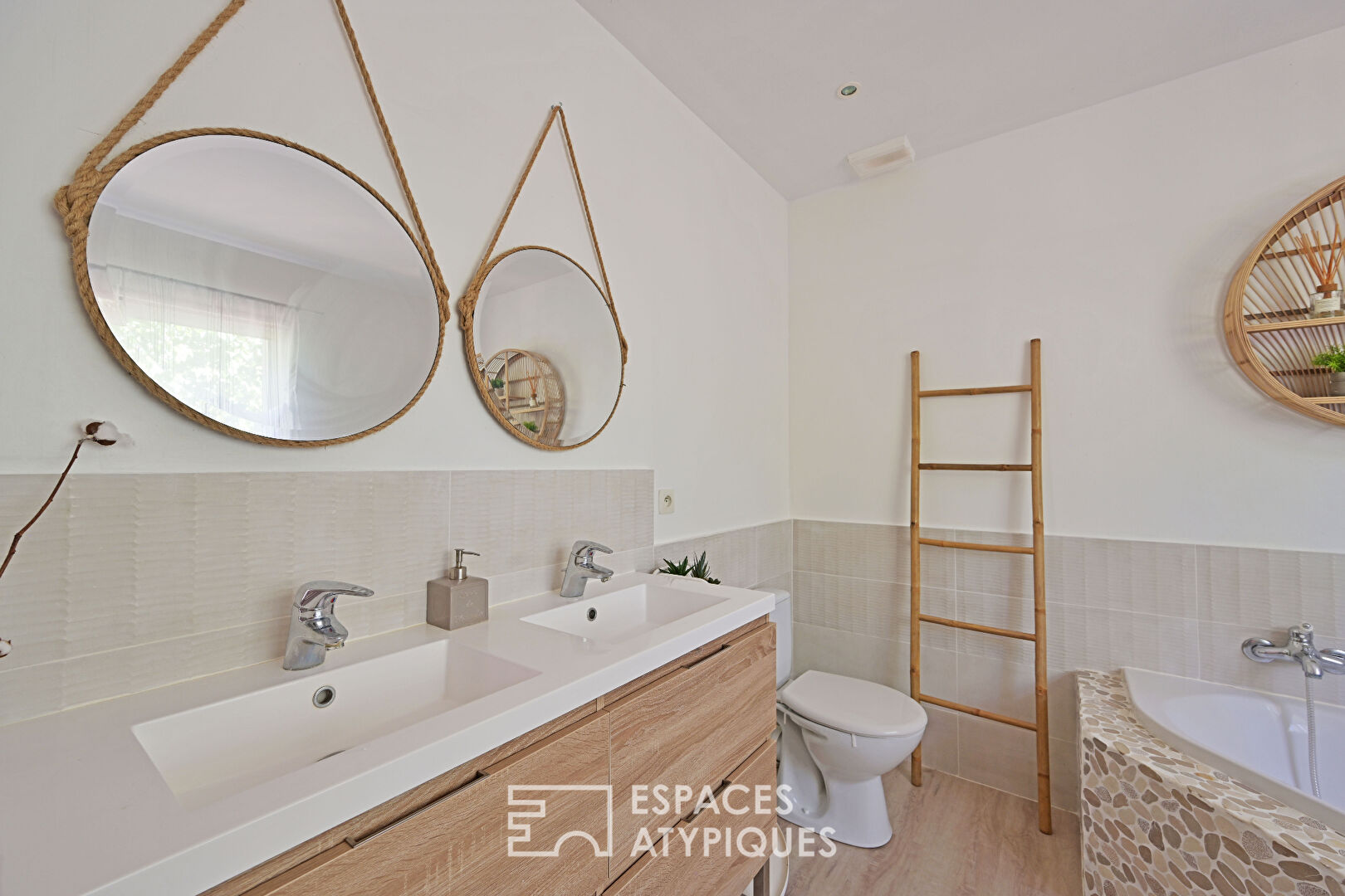 Character villa surrounded by nature, in the heart of the village of Poulx