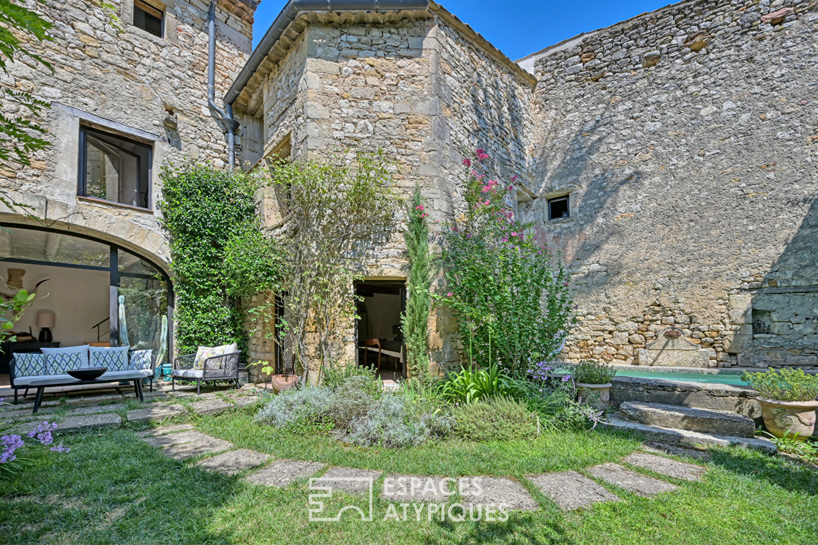 Ancienne propriété viticole avec jardin et bassin proche Uzès