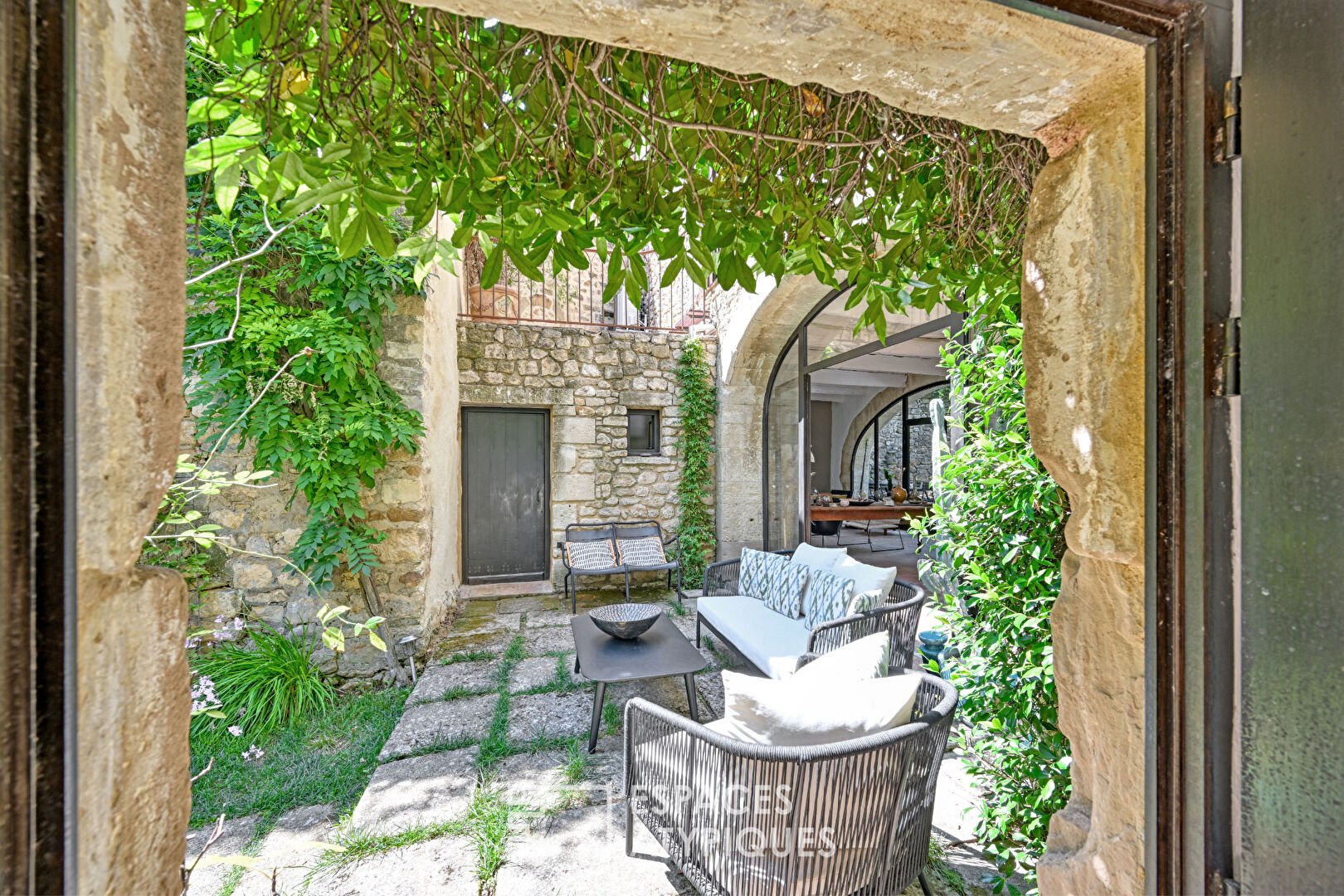 Ancienne propriété viticole avec jardin et bassin proche Uzès