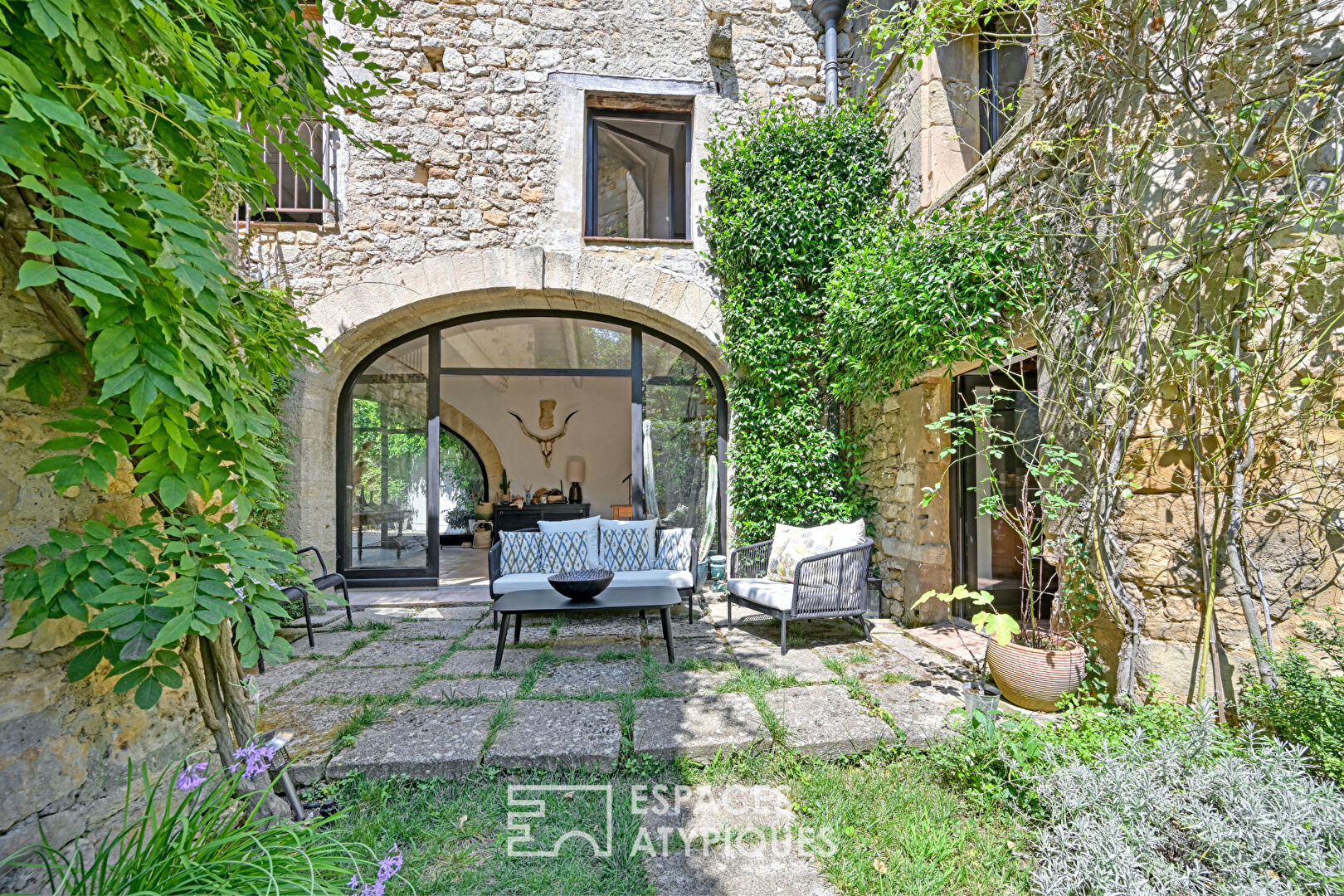 Ancienne propriété viticole avec jardin et bassin proche Uzès