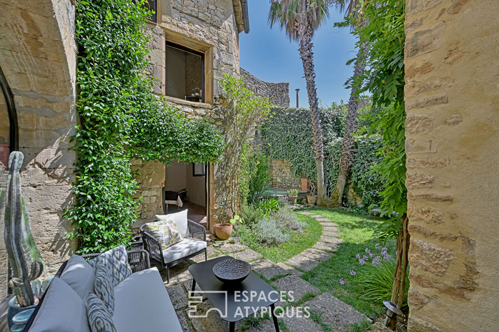 Ancienne propriété viticole avec jardin et bassin proche Uzès