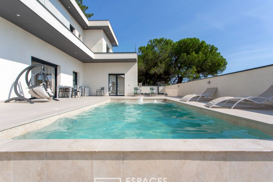 Contemporaine avec piscine et vue imprenable