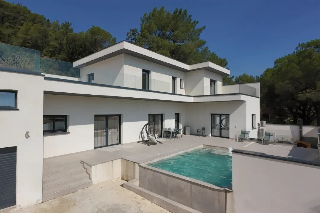 Contemporaine avec piscine et vue imprenable
