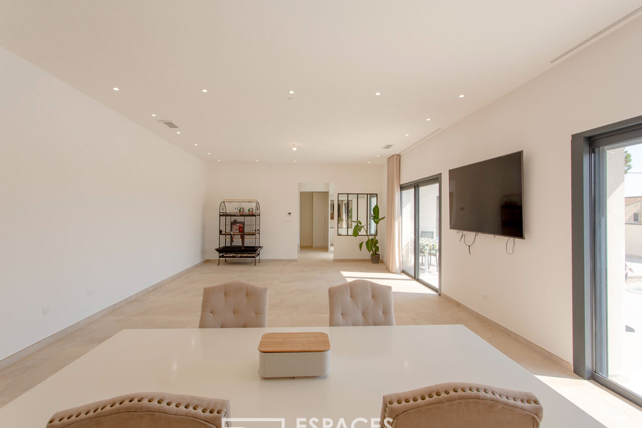 Contemporaine avec piscine et vue imprenable
