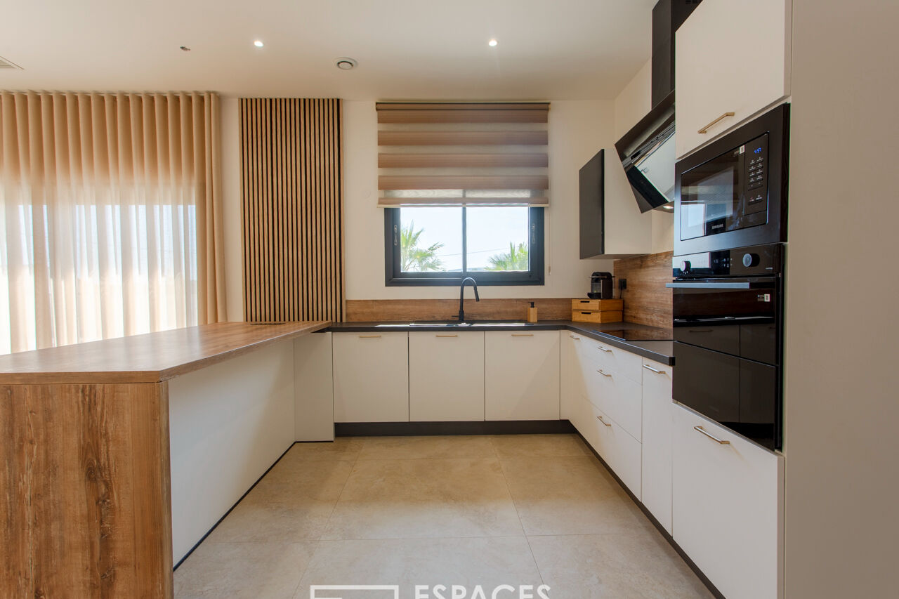Contemporaine avec piscine et vue imprenable