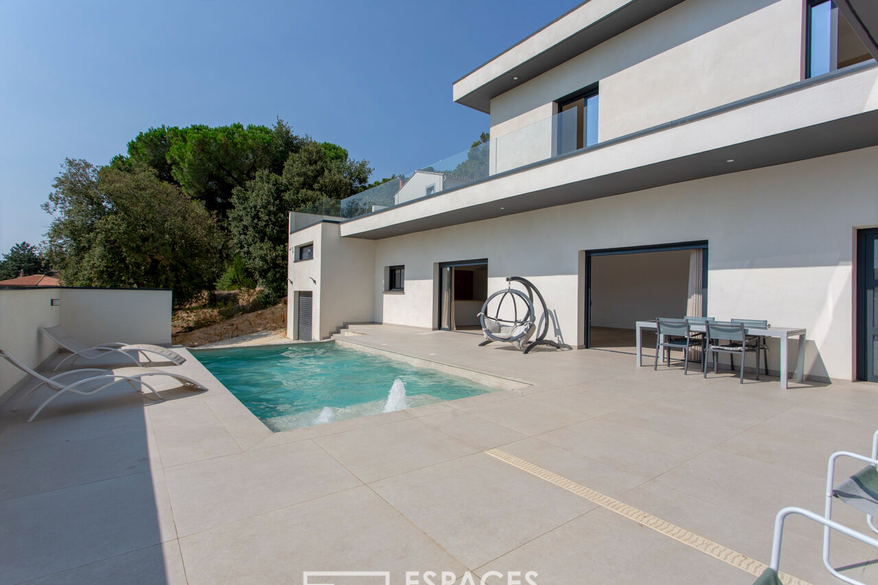 Contemporaine avec piscine et vue imprenable