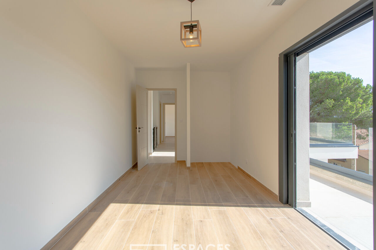 Contemporaine avec piscine et vue imprenable
