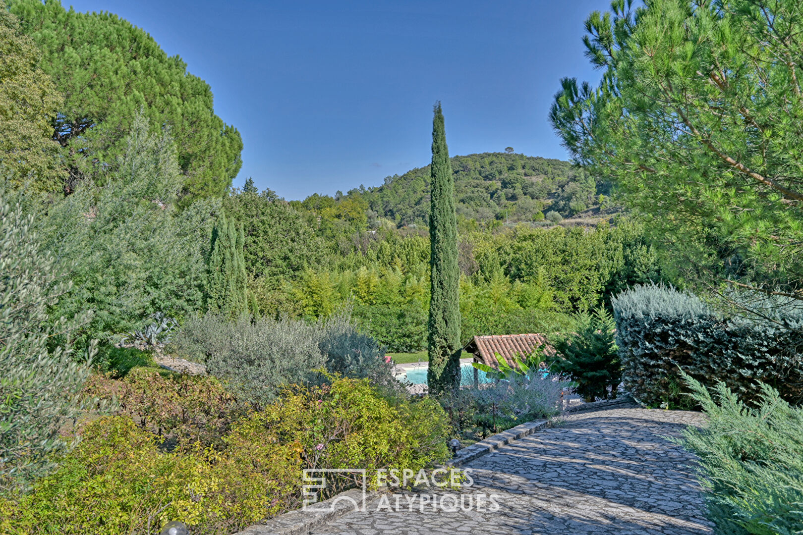 Maison de caractère avec gîte, ateliers et vue dégagée