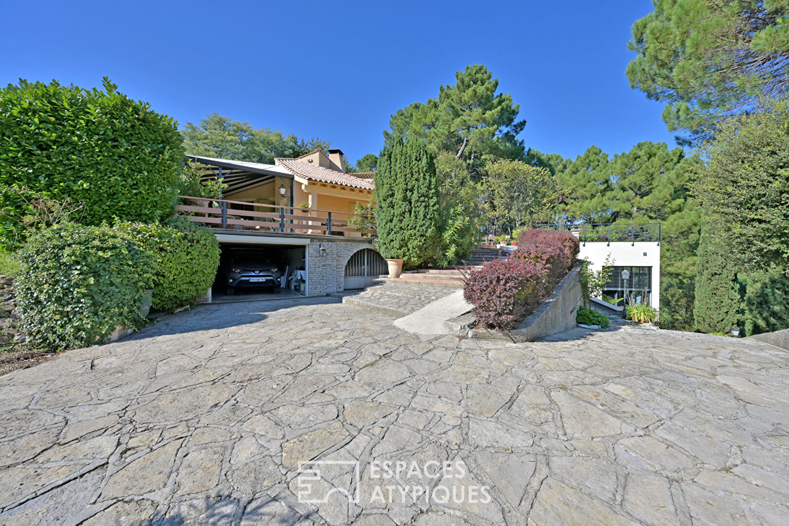 Maison de caractère avec gîte, ateliers et vue dégagée