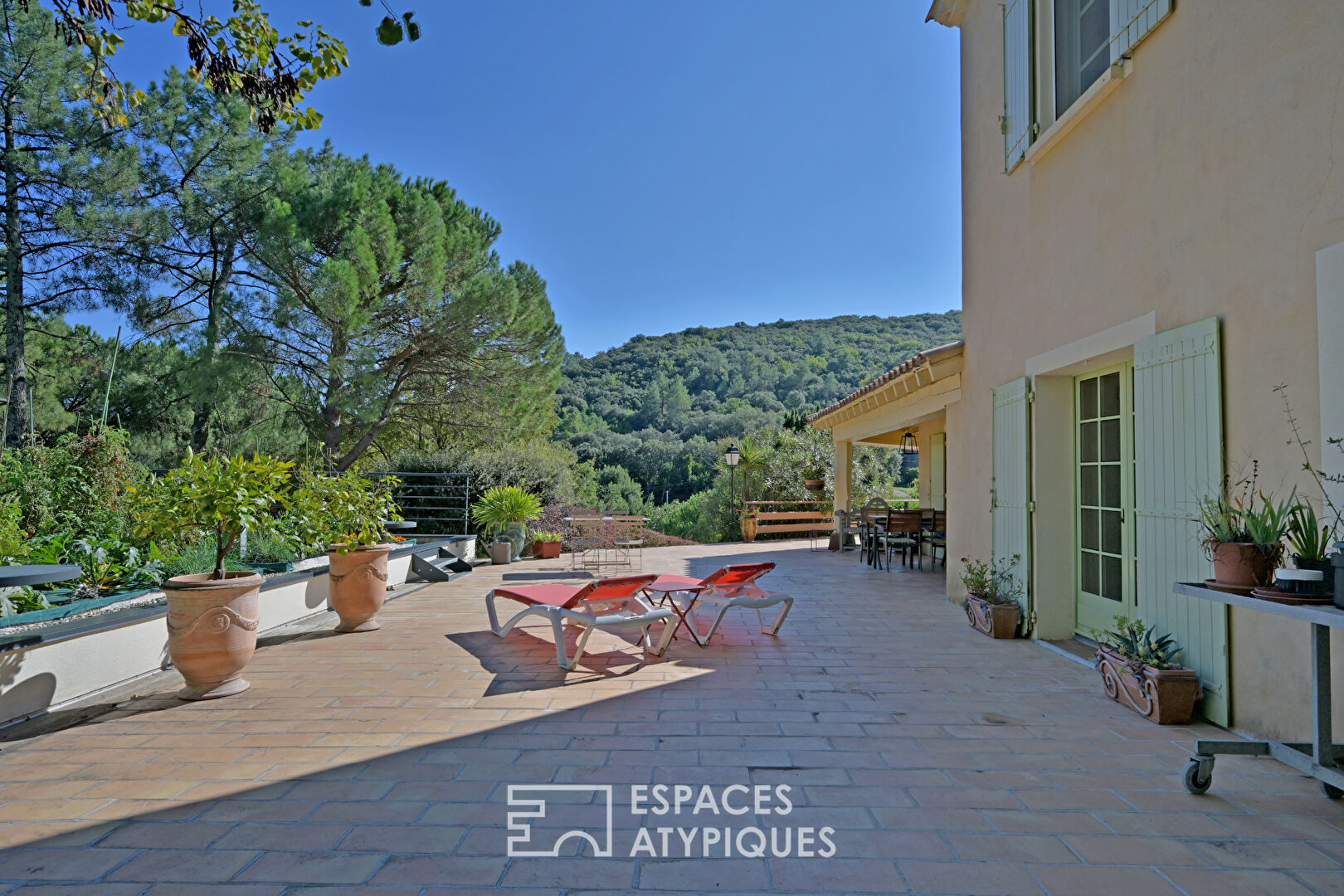 Maison de caractère avec gîte, ateliers et vue dégagée