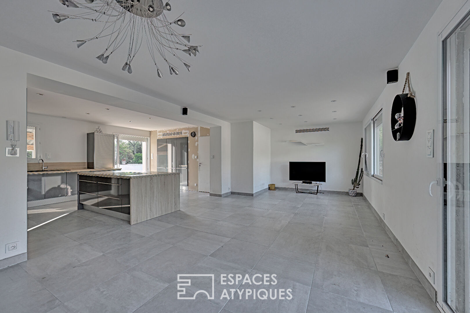 Cigale District: Family home with swimming pool and spacious rooms