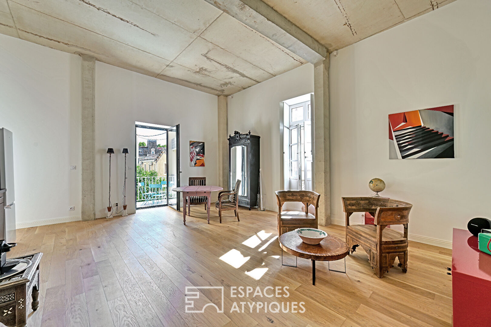 Character apartment in an exceptional building – Carnot district