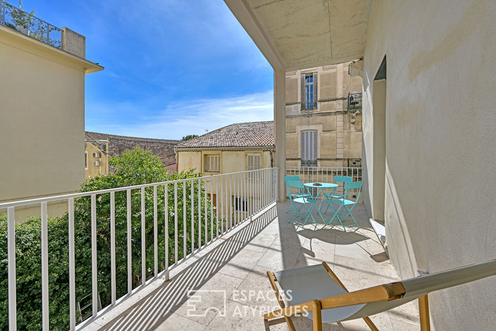Character apartment in an exceptional building – Carnot district