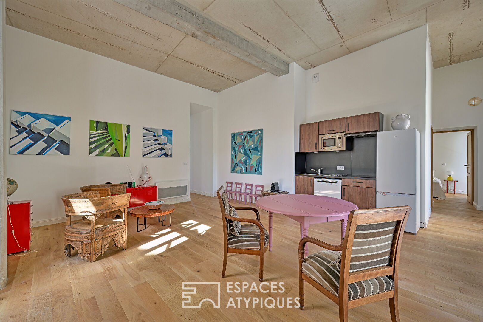 Character apartment in an exceptional building – Carnot district