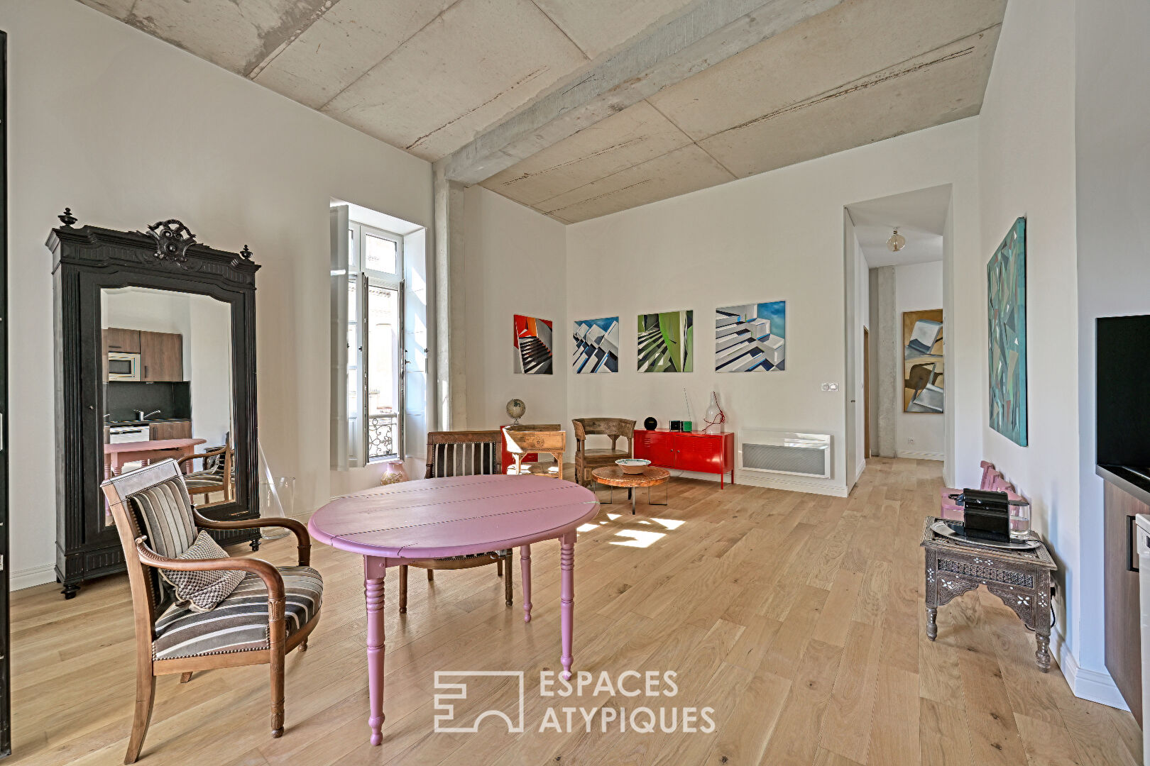 Character apartment in an exceptional building – Carnot district