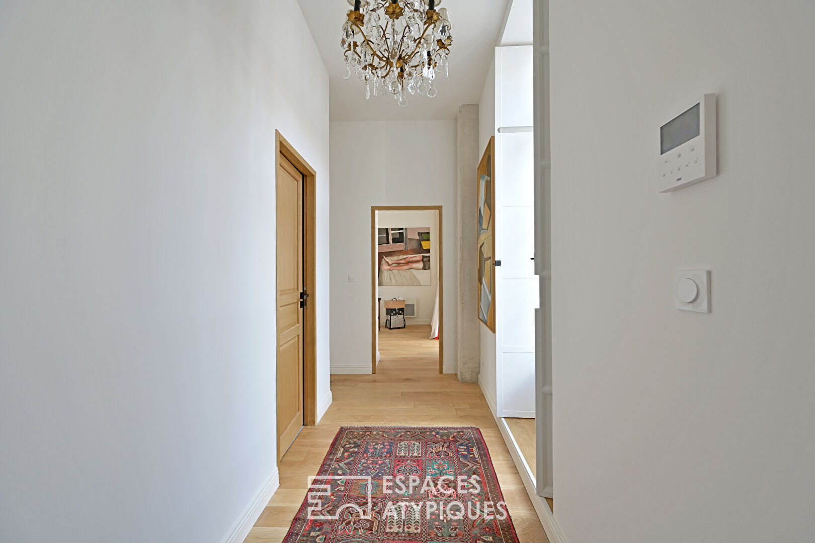 Character apartment in an exceptional building – Carnot district