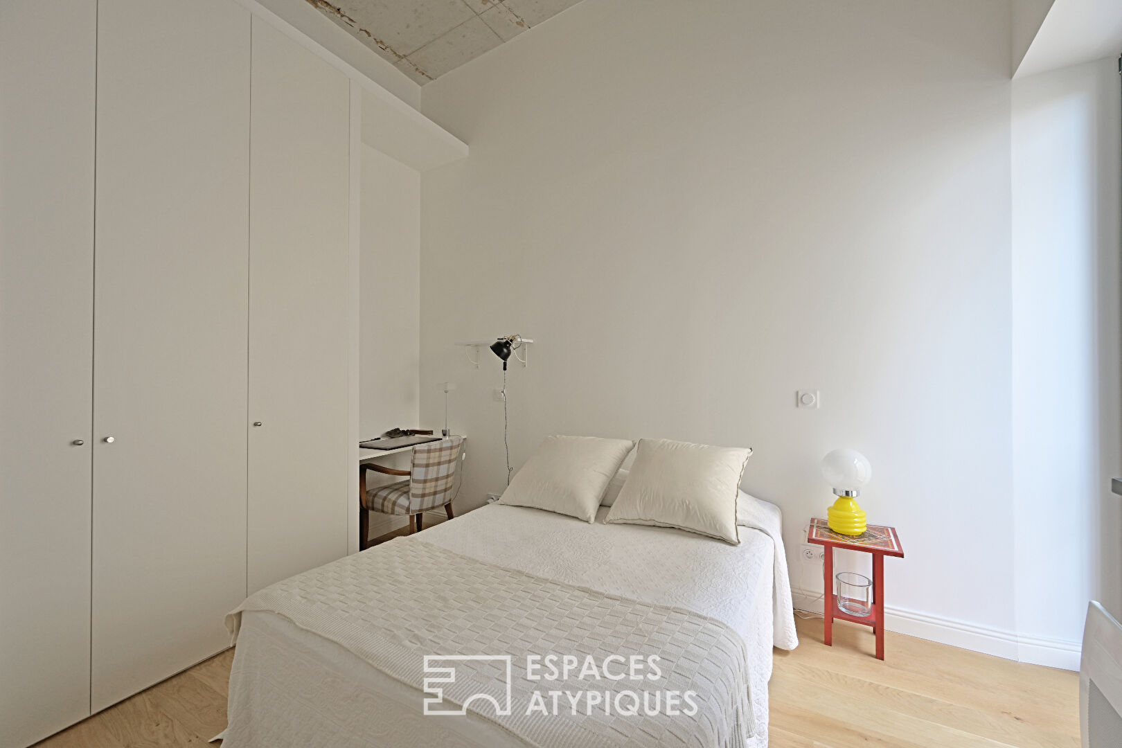 Character apartment in an exceptional building – Carnot district