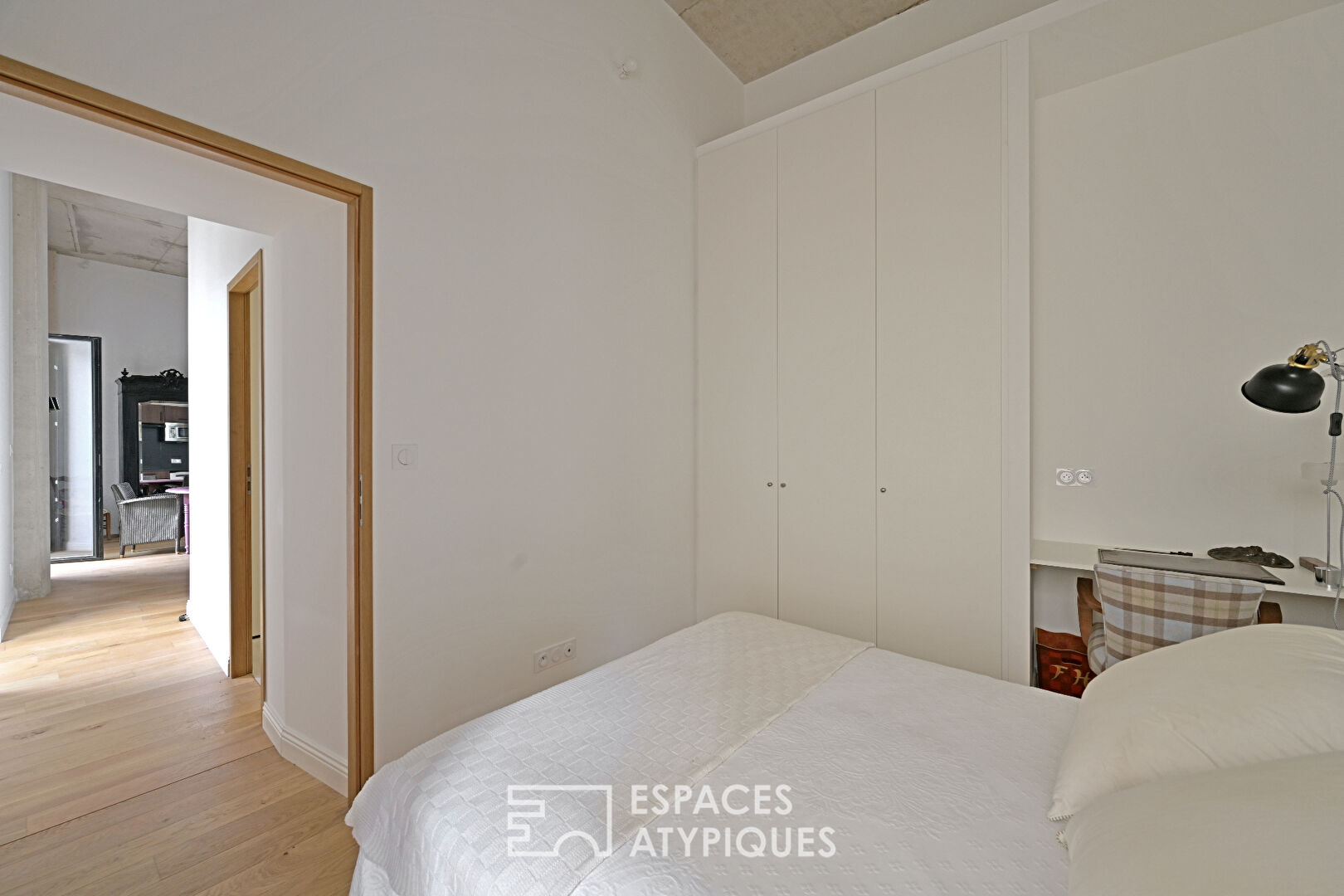 Character apartment in an exceptional building – Carnot district