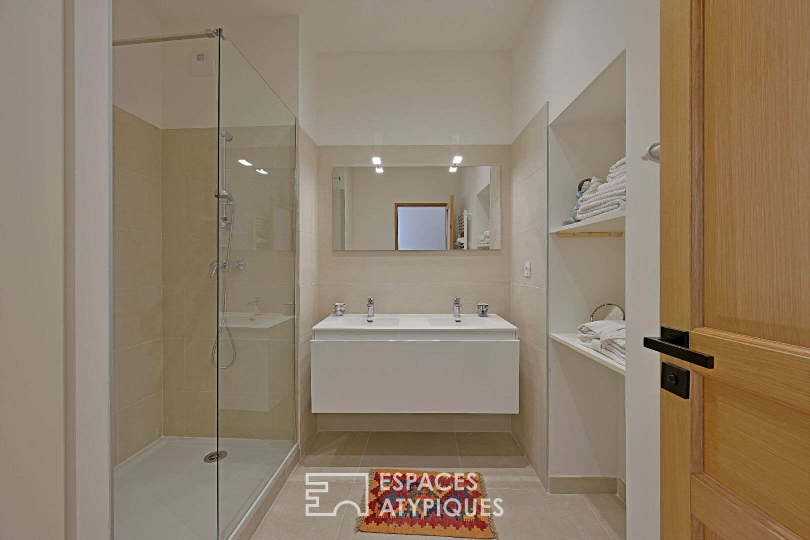 Character apartment in an exceptional building – Carnot district