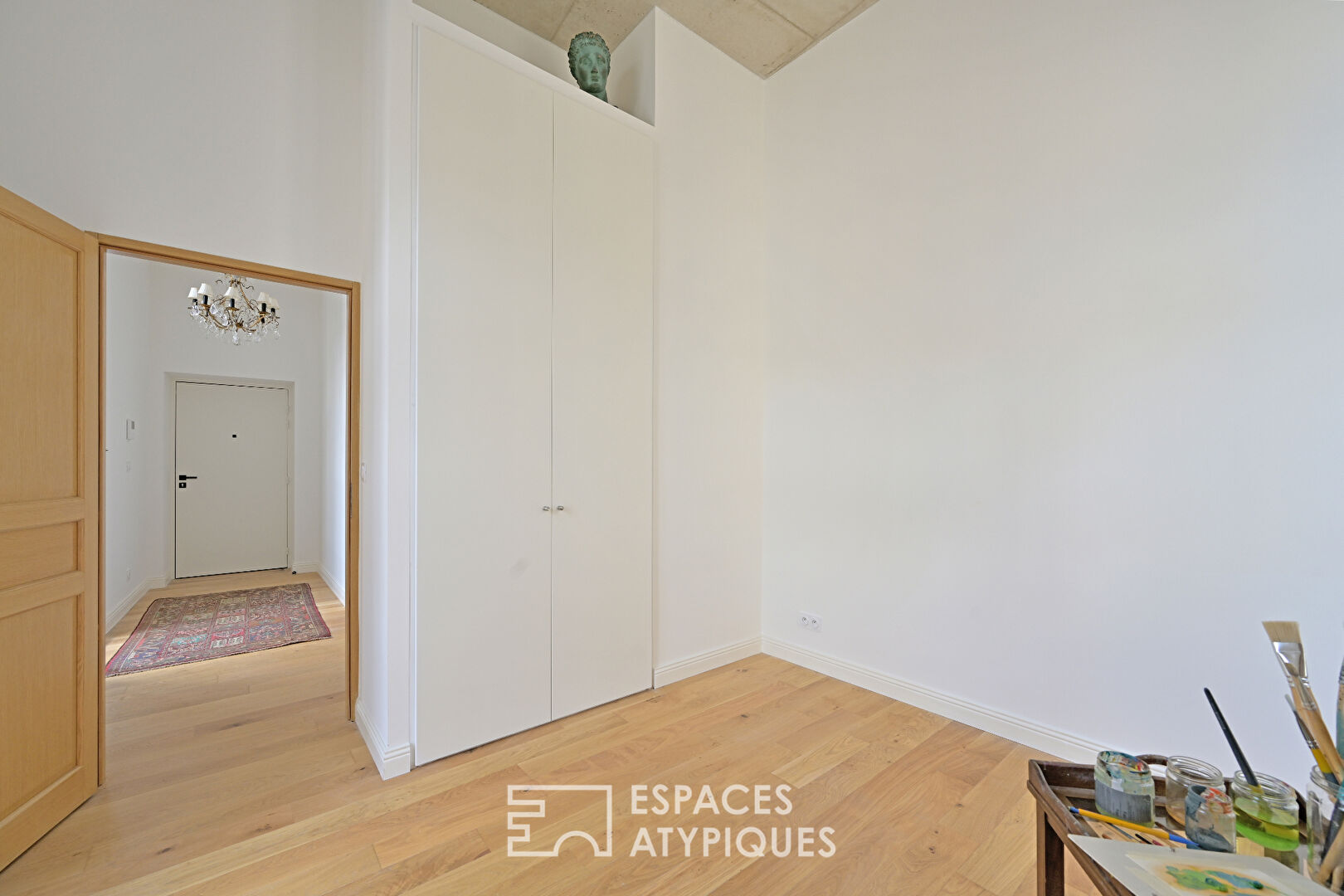 Character apartment in an exceptional building – Carnot district