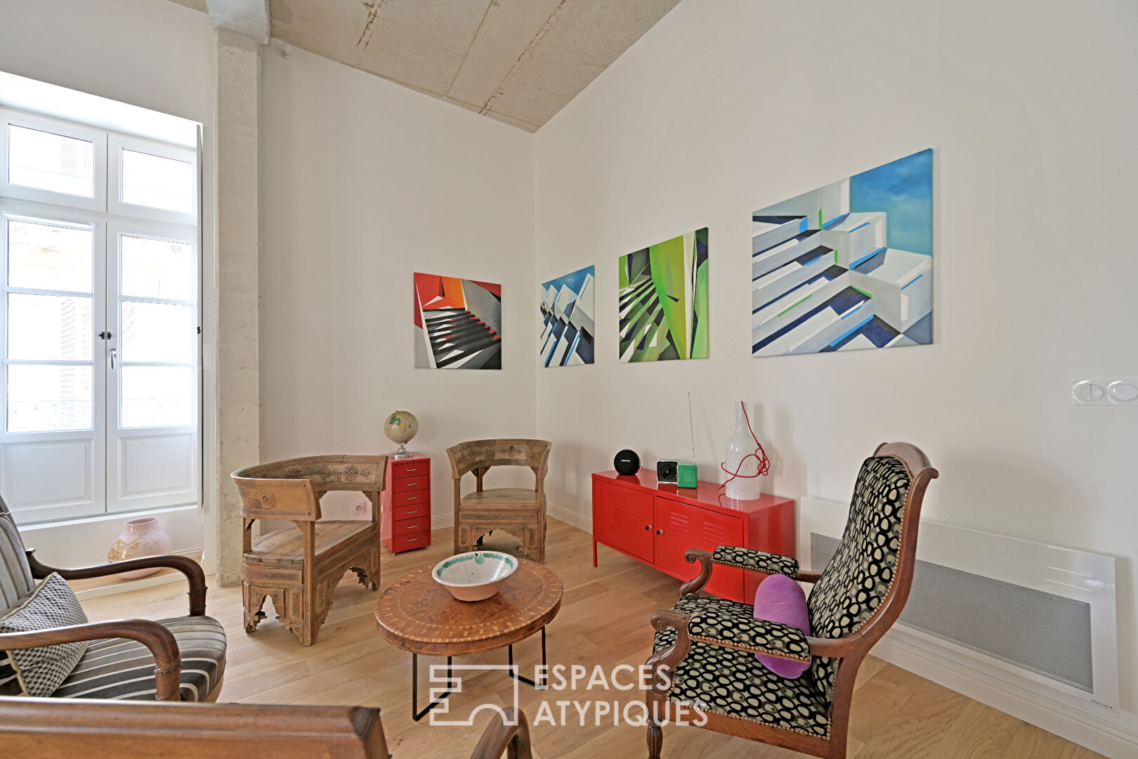 Character apartment in an exceptional building – Carnot district