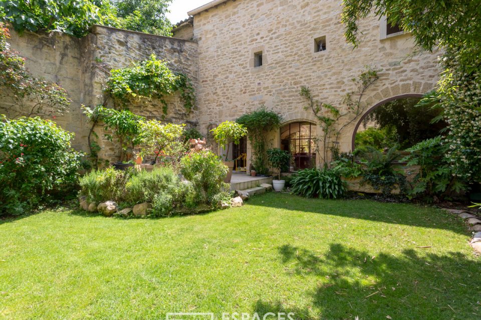 Chaleureuse maison meublée en coeur de village avec jardin