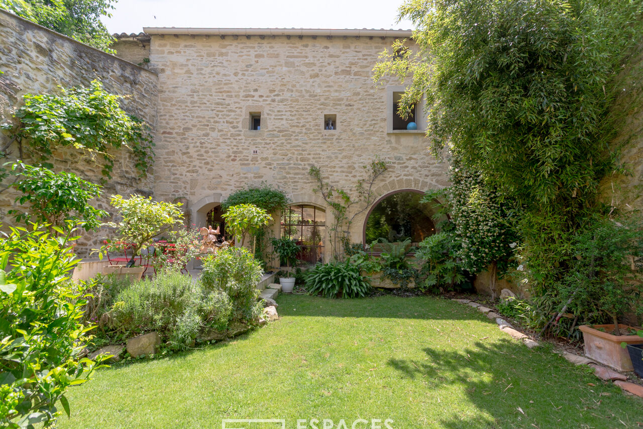 Chaleureuse maison meublée en coeur de village avec jardin
