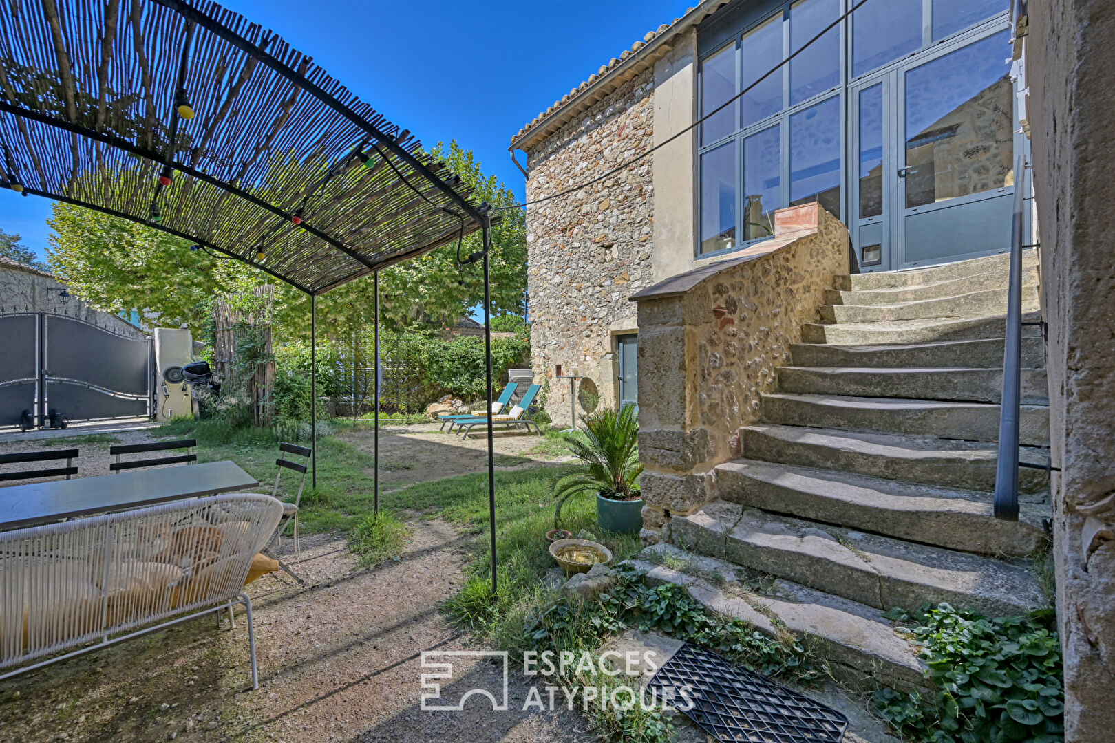 Maison en pierre du XIXe siècle entièrement rénovée avec extérieur
