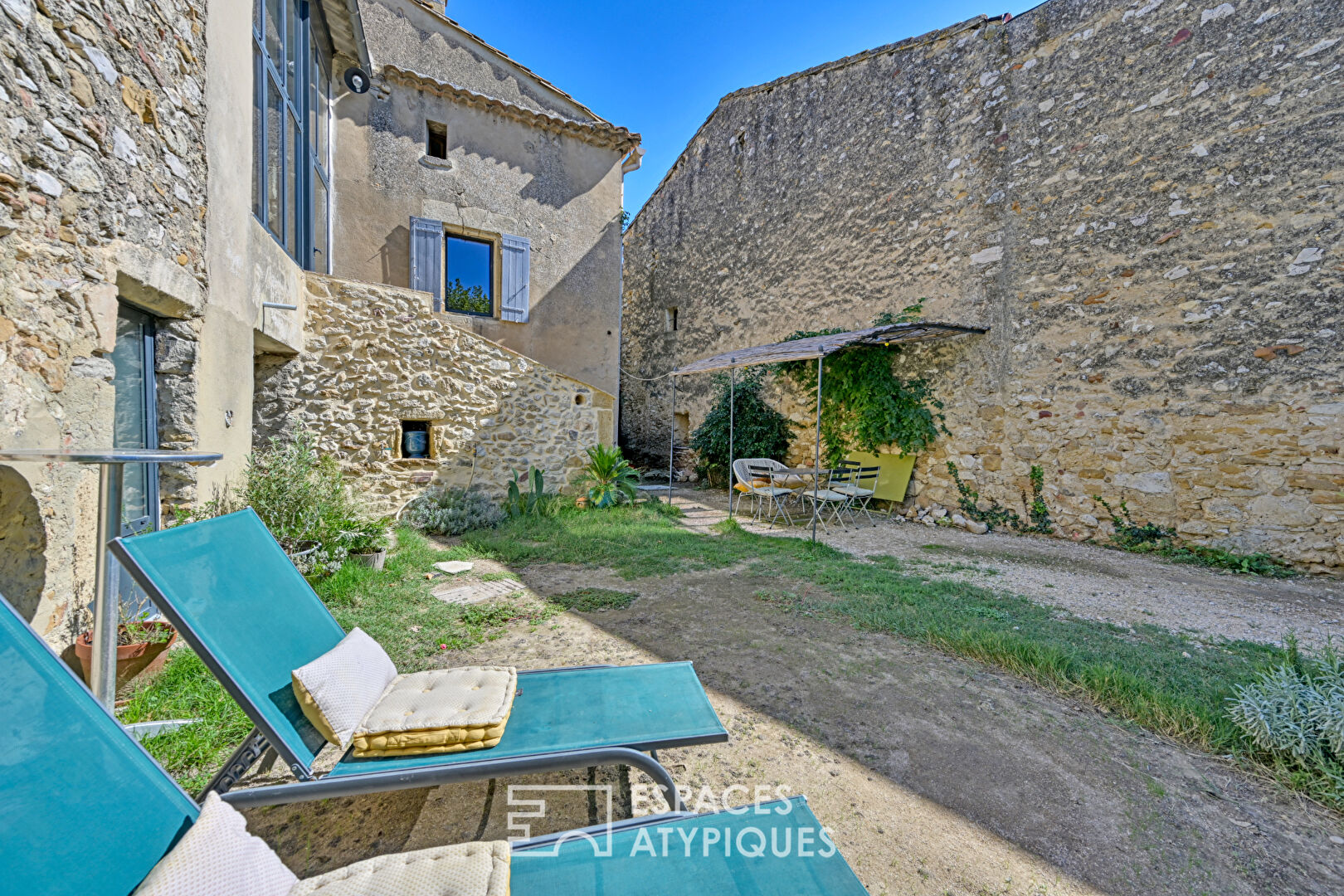 Maison en pierre du XIXe siècle entièrement rénovée avec extérieur